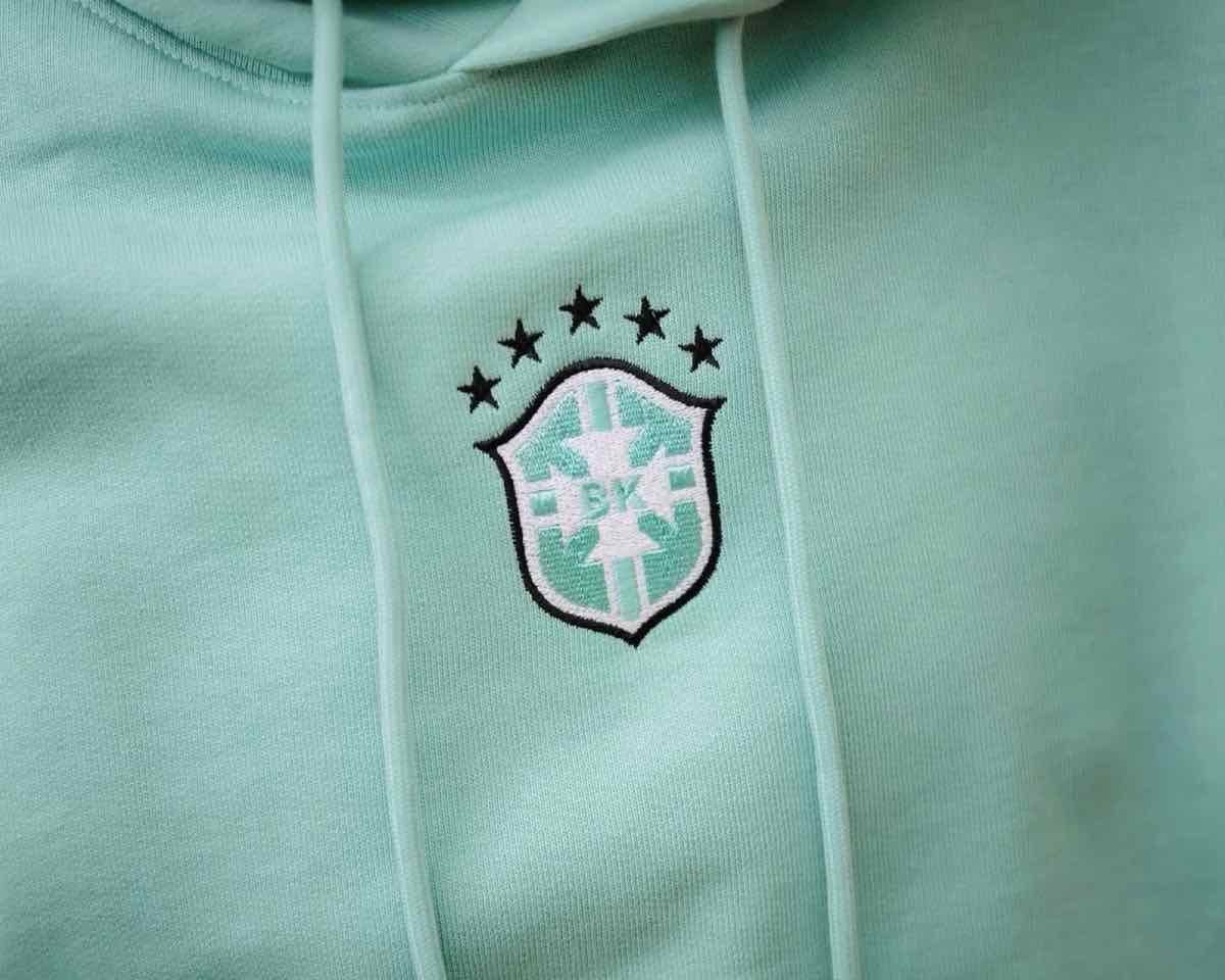 Mint sweatshirt with embroidered crest