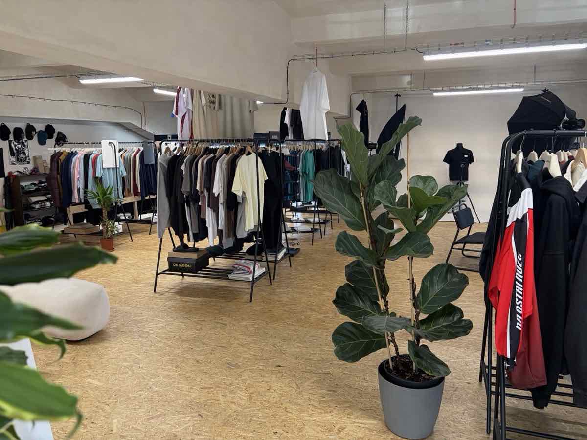 Showroom Brand Wave s regály oblečení
